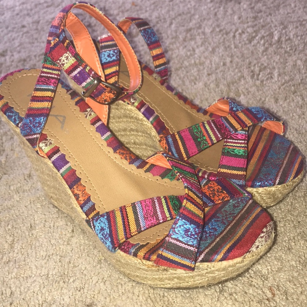 MIA brand aztec prints wedges 💜